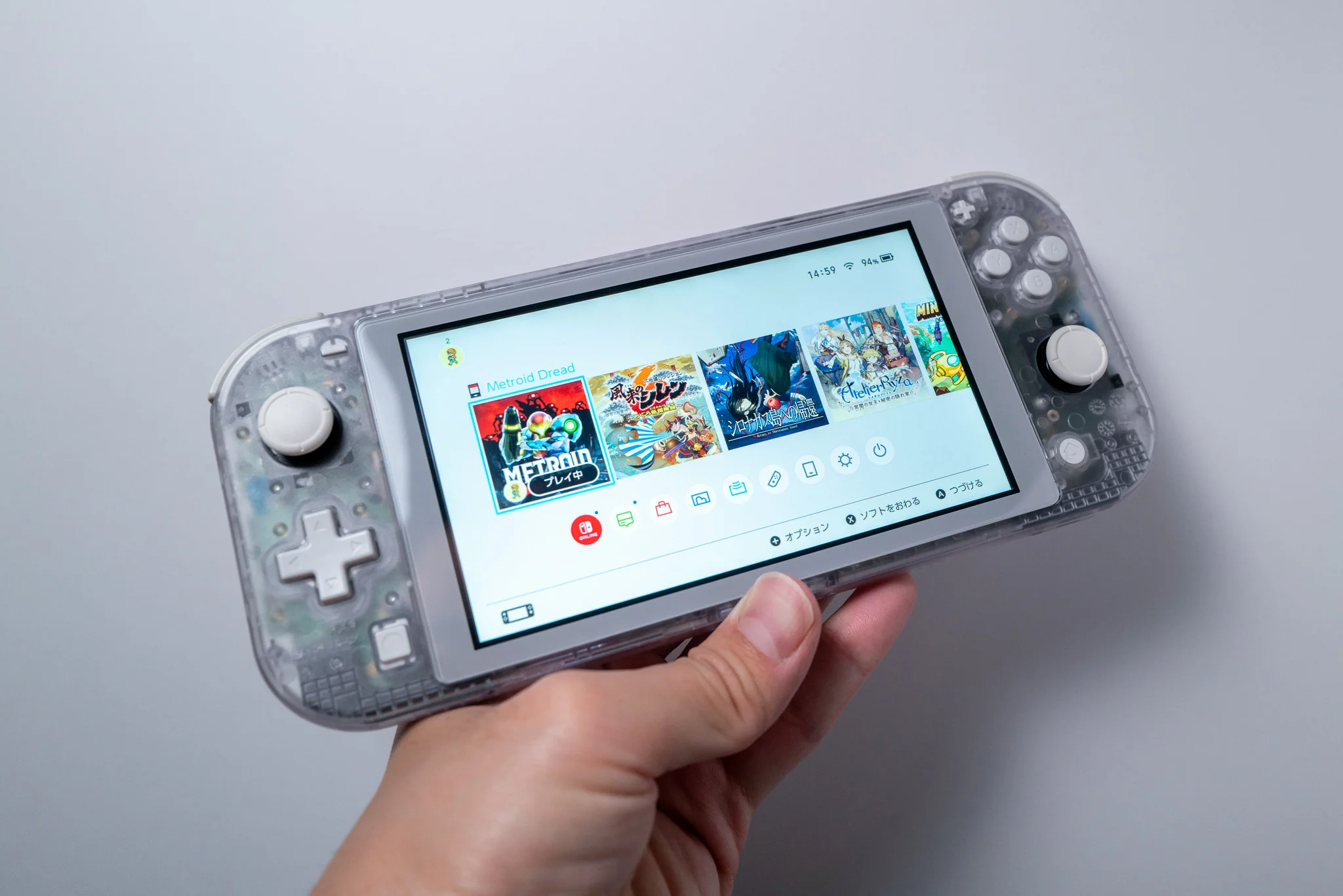 スマホより少し重たい程度。両手持ちだとほとんど重さを感じない。
