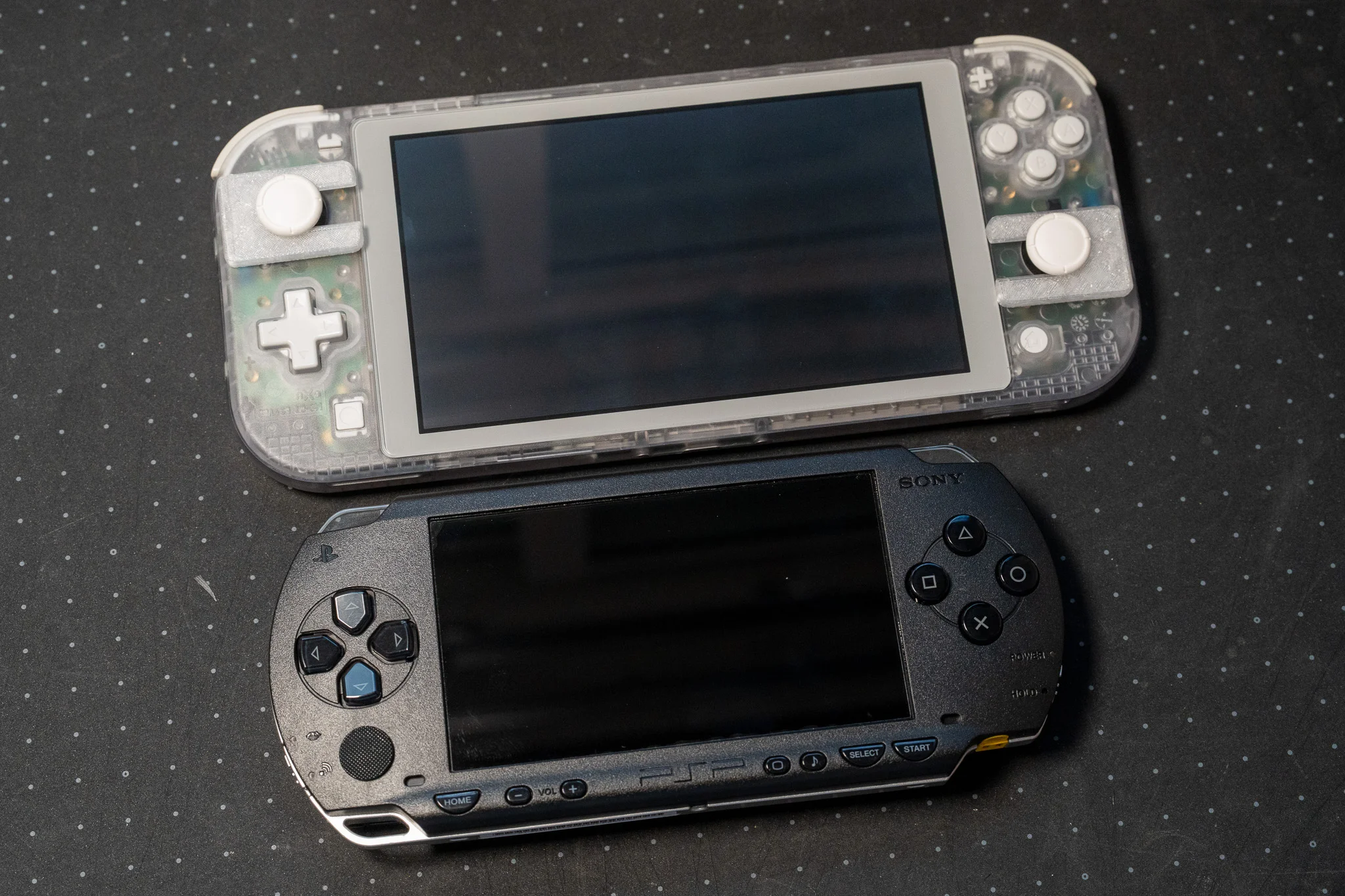 スイッチライトより一回り小さい。重さは同じくらい