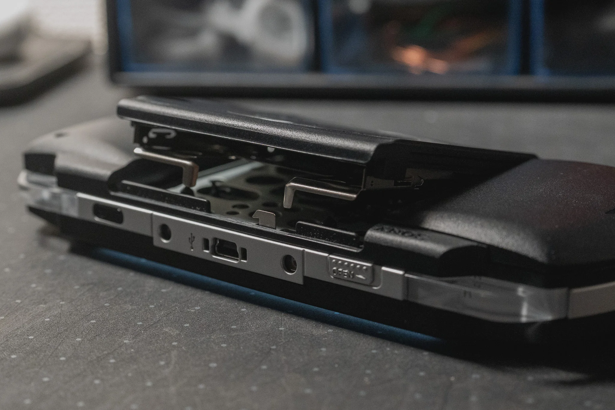 PSP1000は内部フレームが金属製。2000以降はプラスチックになっている