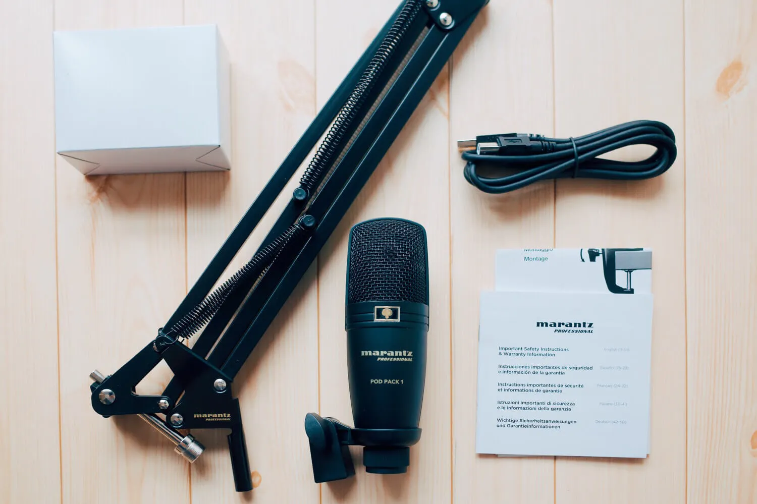 付属品一覧。マイクの他マイクアームも付属する。