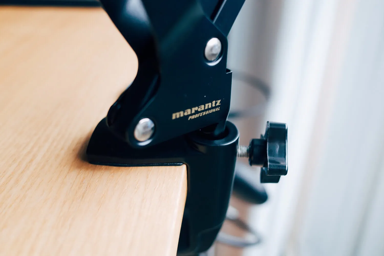 マイクアームにもロゴ入り